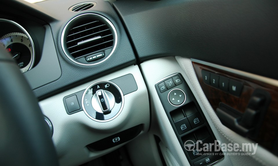 Mercedes-Benz C-Class W204 Facelift (2011) Interior