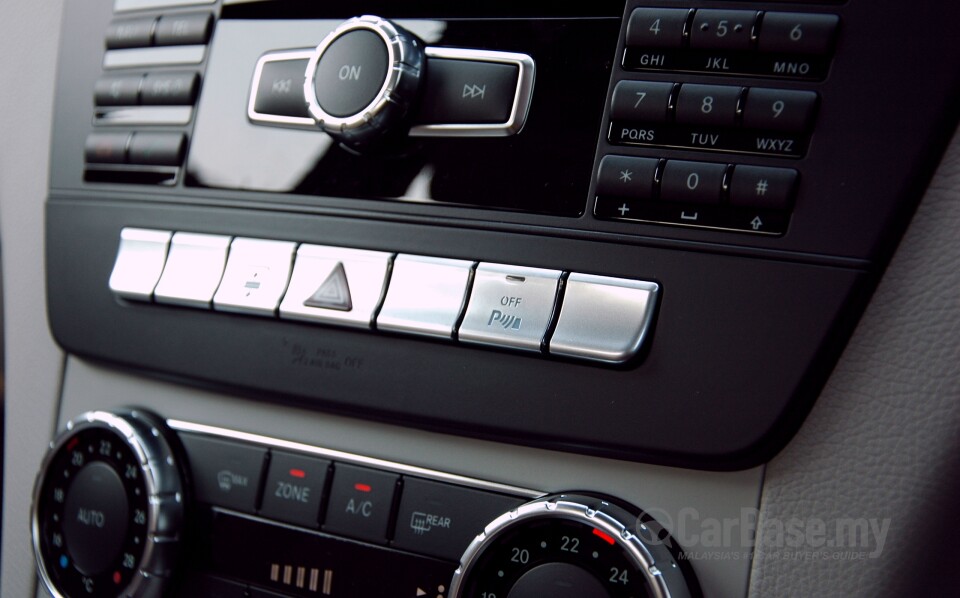 Toyota Innova AN140 (2016) Interior