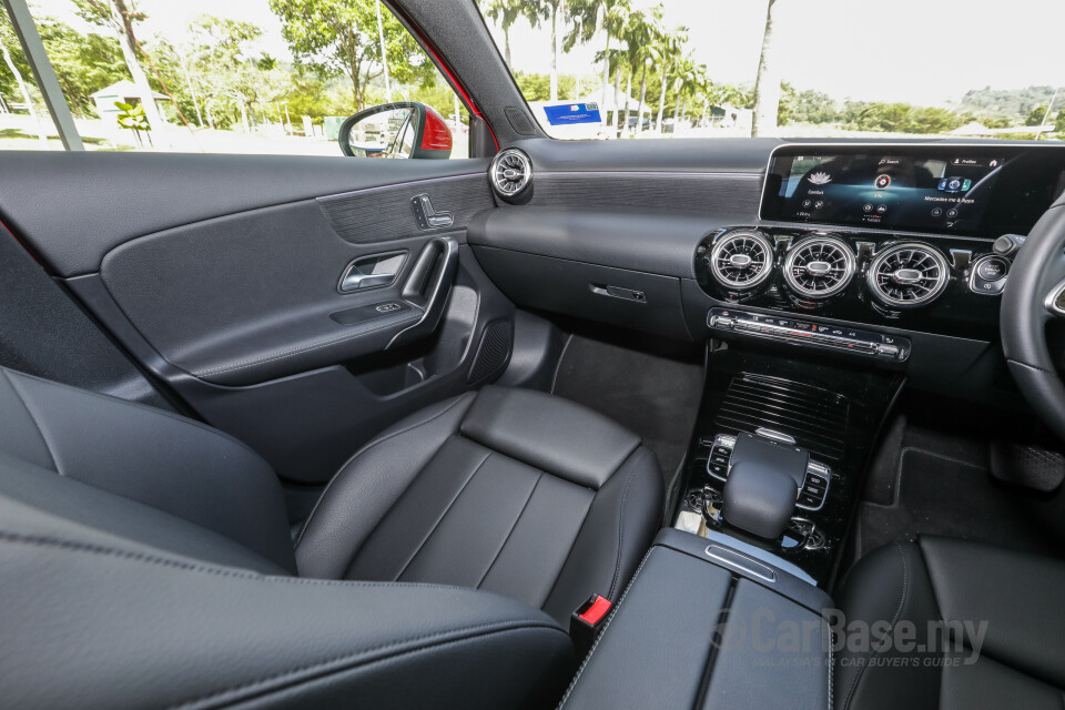 Proton Exora Mk1 RC (2019) Interior