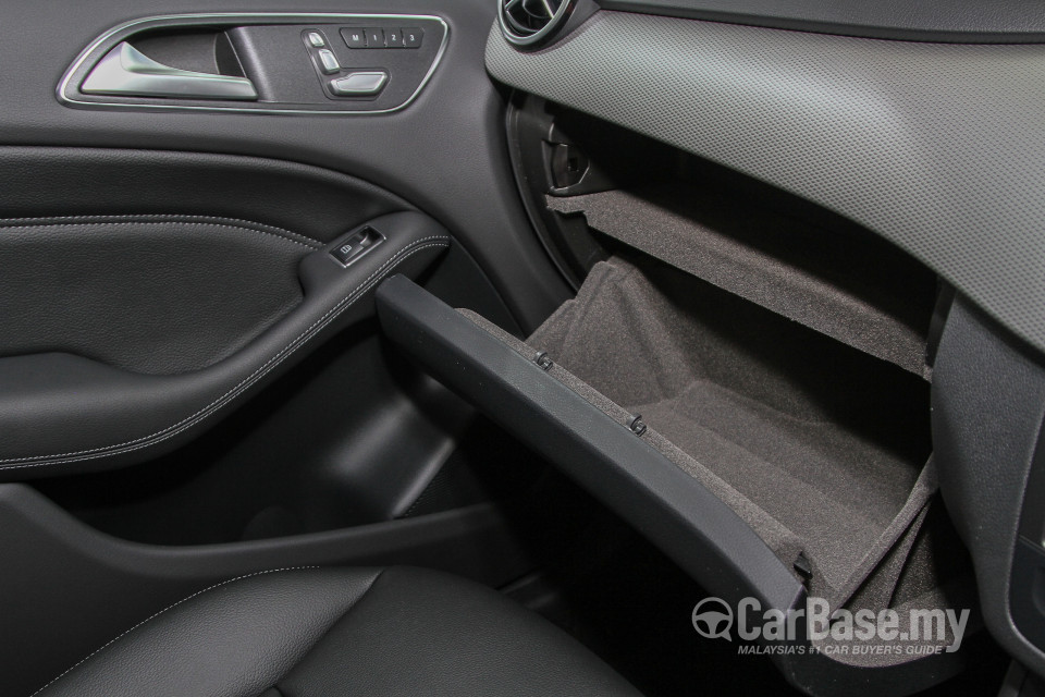 Mercedes-Benz B-Class W246 Facelift (2015) Interior