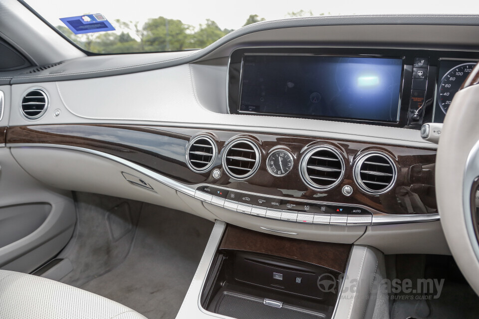 Toyota Fortuner AN160 (2016) Interior