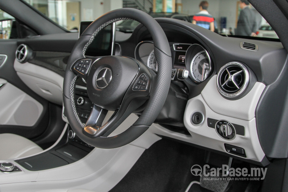 Mercedes-Benz CLA C117 (2014) Interior
