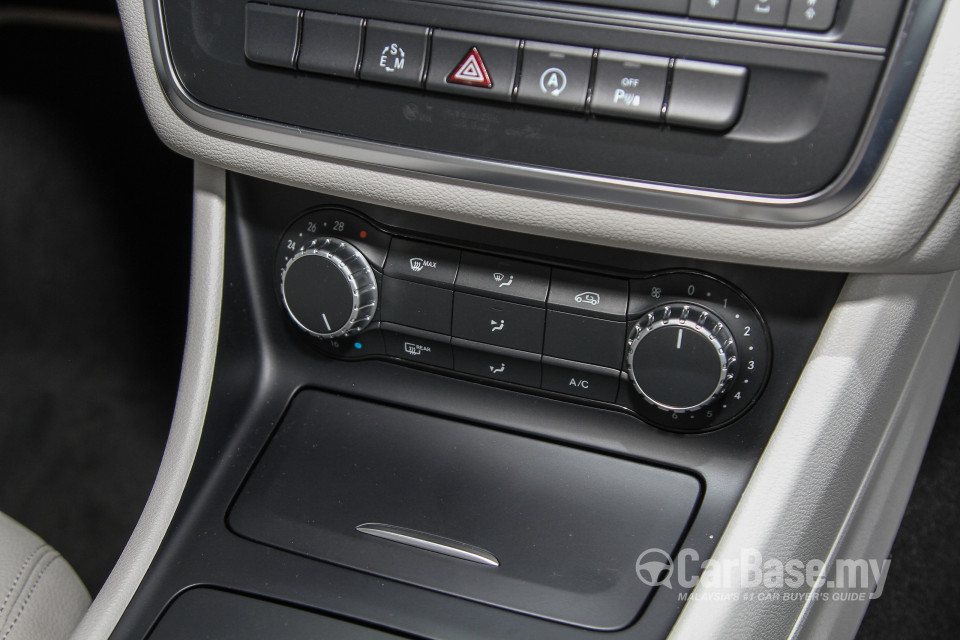 Mercedes-Benz CLA C117 (2014) Interior
