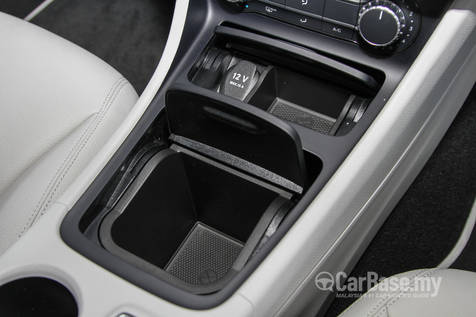 Mercedes-Benz CLA C117 (2014) Interior