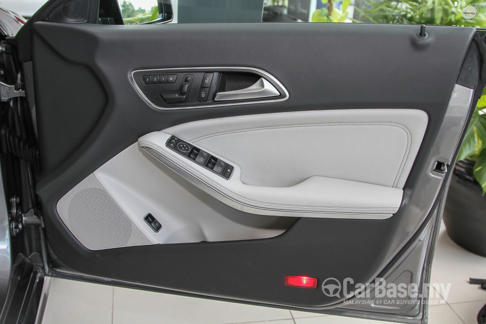 Mercedes-Benz CLA C117 (2014) Interior