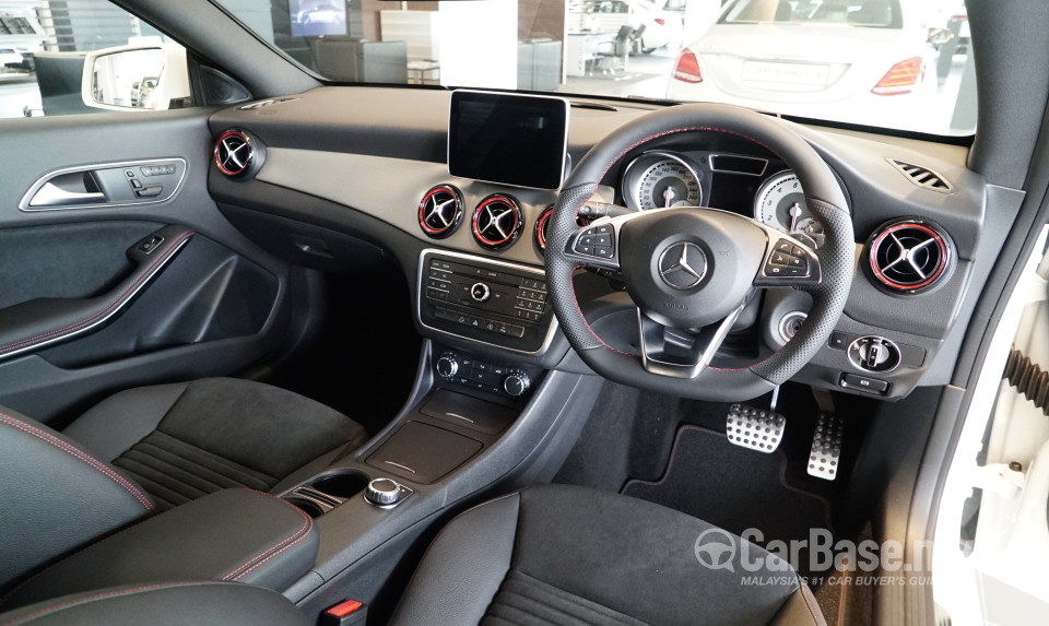 Mercedes-Benz CLA C117 (2014) Interior
