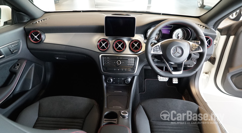 Mercedes-Benz CLA C117 (2014) Interior