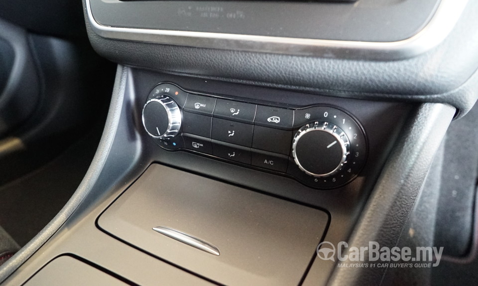 Mercedes-Benz CLA C117 (2014) Interior
