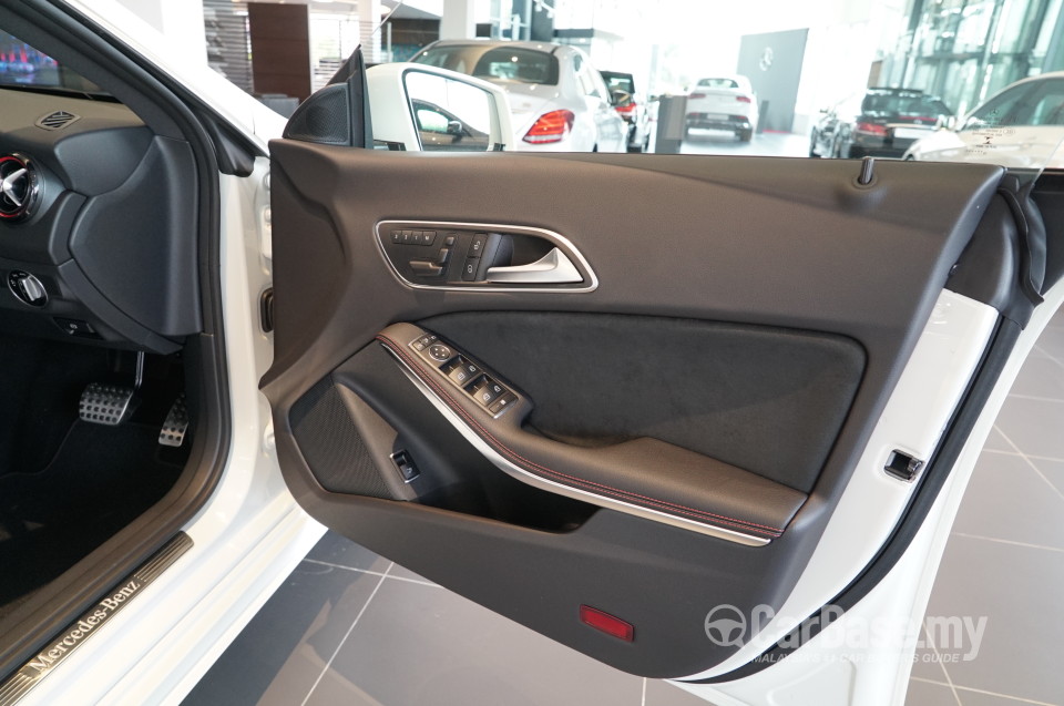 Mercedes-Benz CLA C117 (2014) Interior