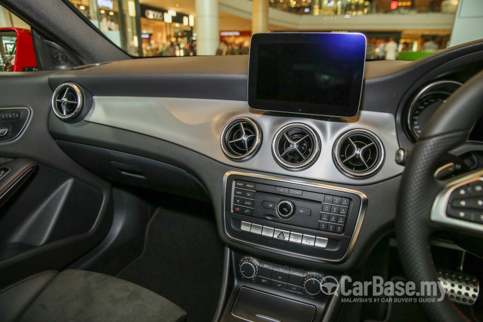 Mercedes-Benz CLA C117 Facelift (2016) Interior