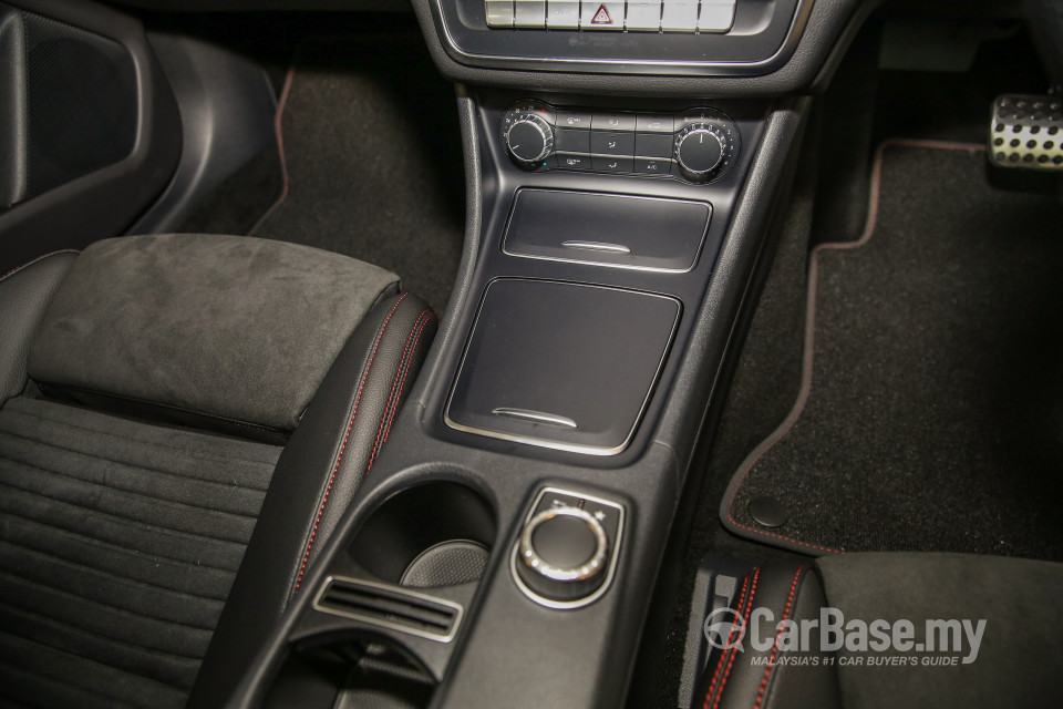 Mercedes-Benz CLA C117 Facelift (2016) Interior