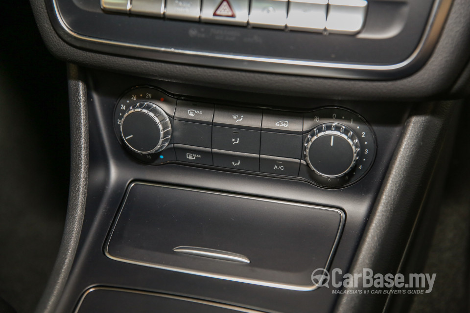 Mercedes-Benz CLA C117 Facelift (2016) Interior