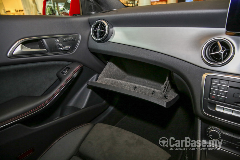 Mercedes-Benz CLA C117 Facelift (2016) Interior