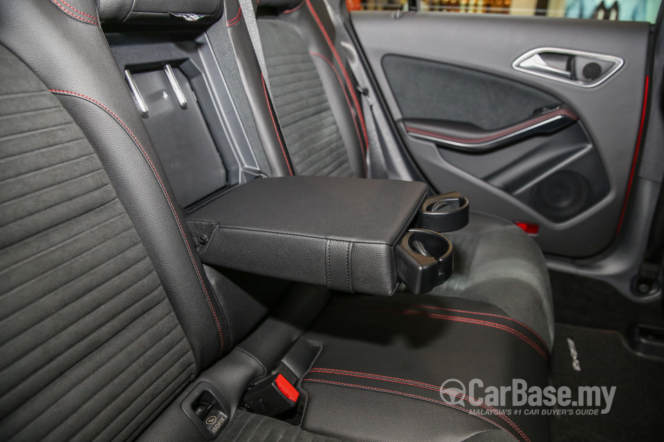Mercedes-Benz CLA C117 Facelift (2016) Interior
