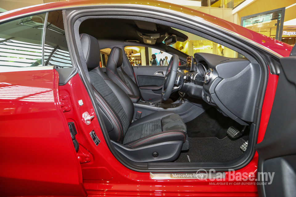 Mercedes-Benz CLA C117 Facelift (2016) Interior