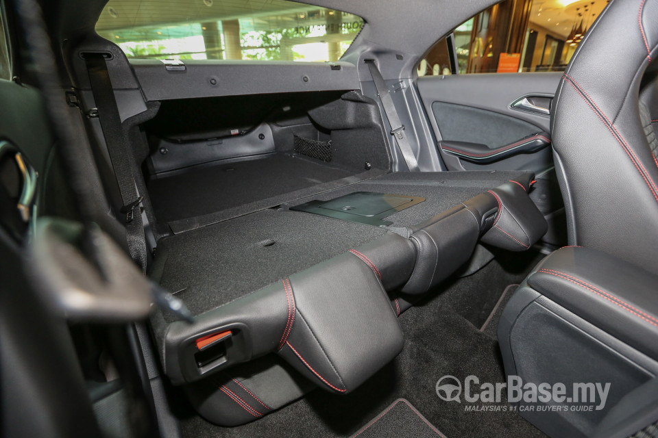 Mercedes-Benz CLA C117 Facelift (2016) Interior