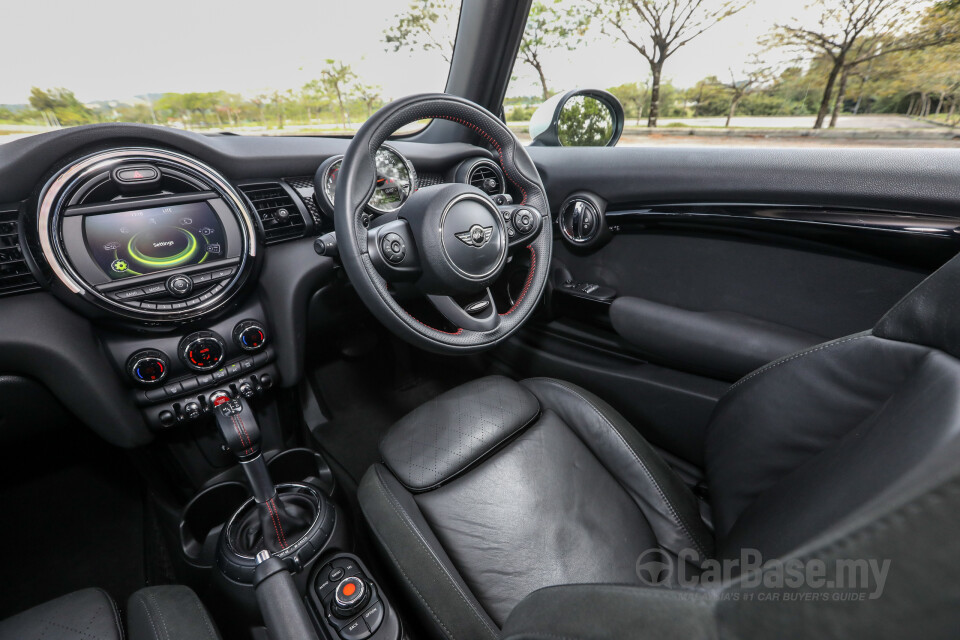 Toyota Innova AN140 (2016) Interior