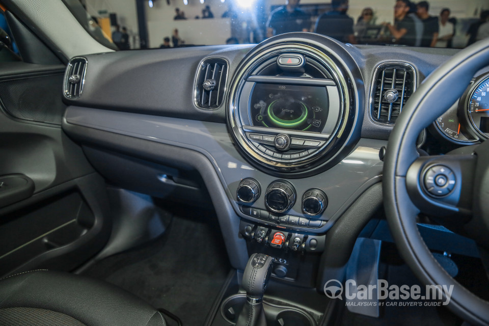 MINI Countryman F60 (2017) Interior