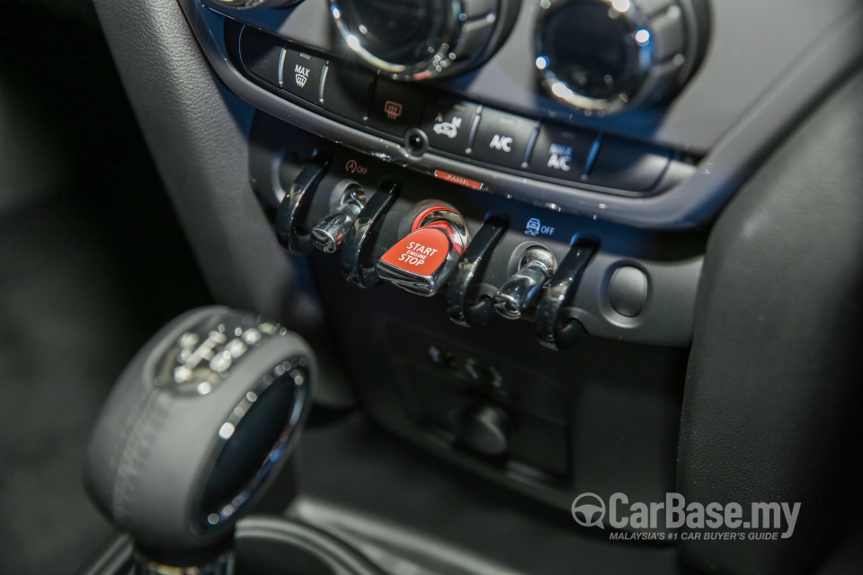 MINI Countryman F60 (2017) Interior