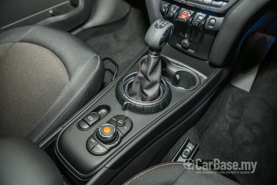 MINI Countryman F60 (2017) Interior