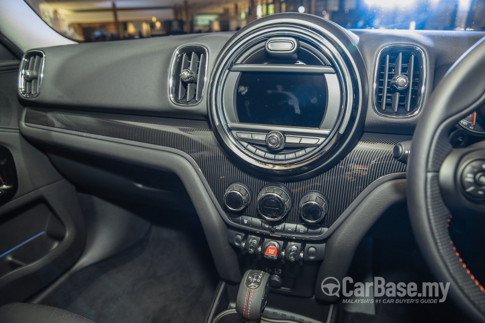 MINI Countryman F60 (2017) Interior