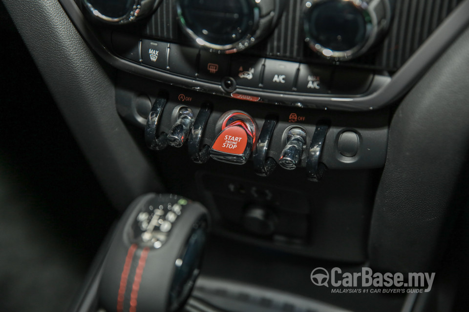 MINI Countryman F60 (2017) Interior