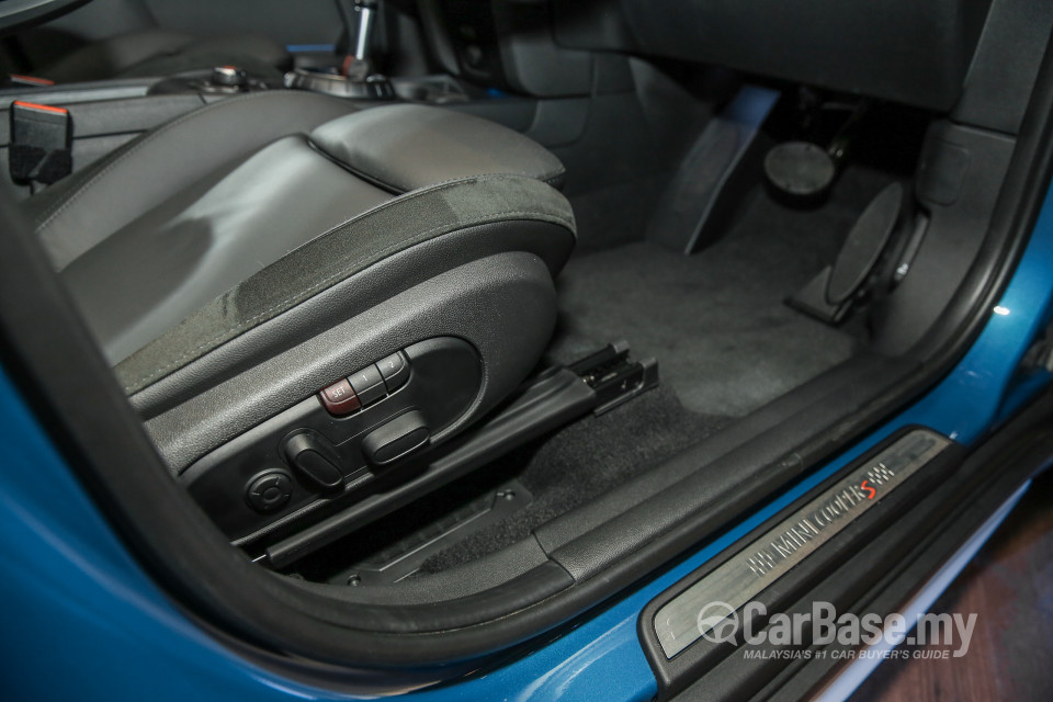 MINI Countryman F60 (2017) Interior