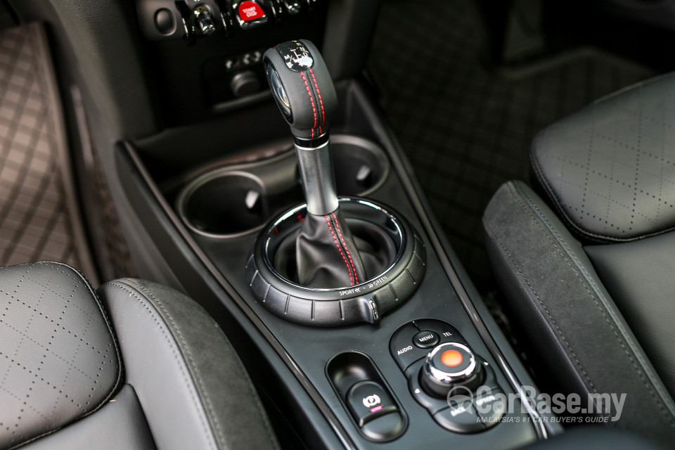 MINI Countryman F60 (2017) Interior