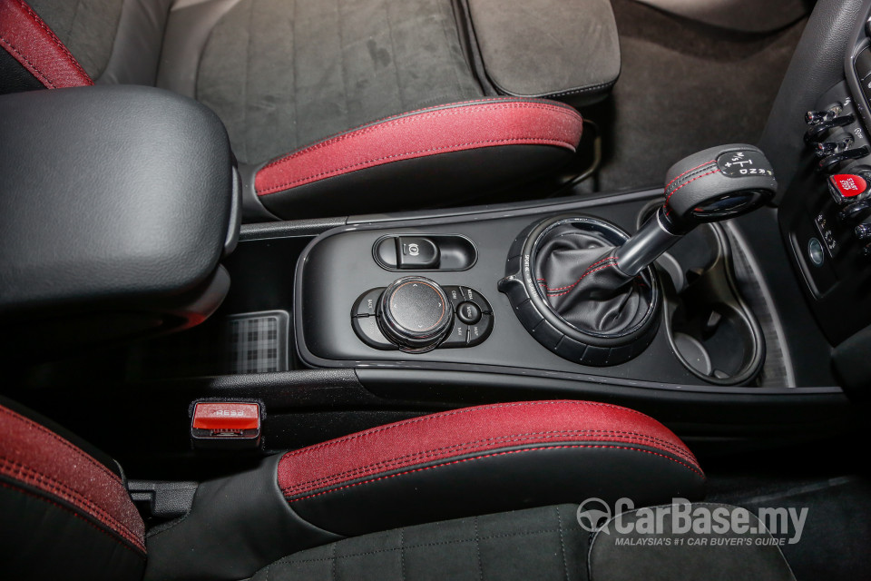 MINI Countryman F60 (2017) Interior