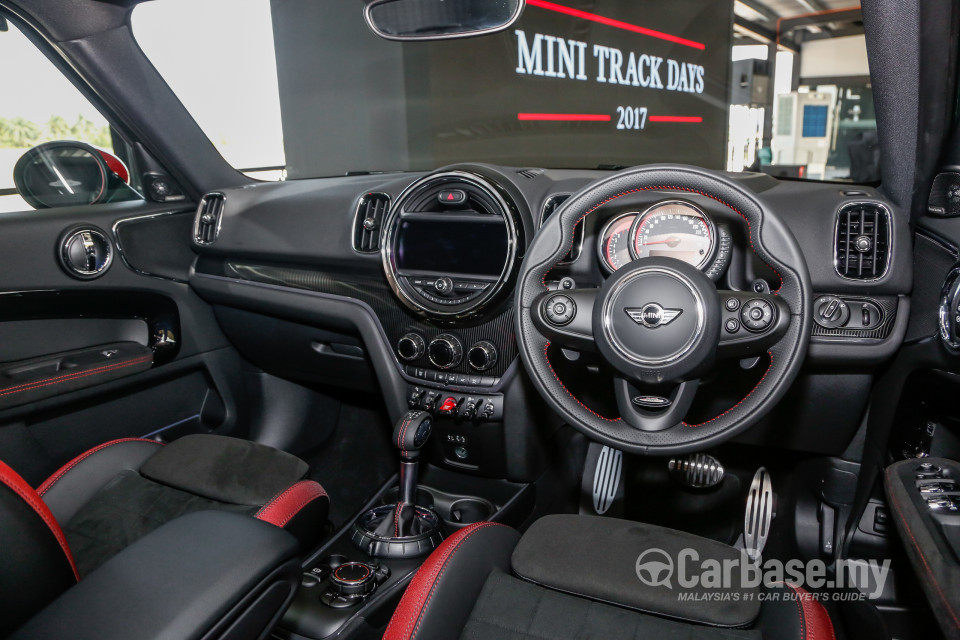 MINI Countryman F60 (2017) Interior