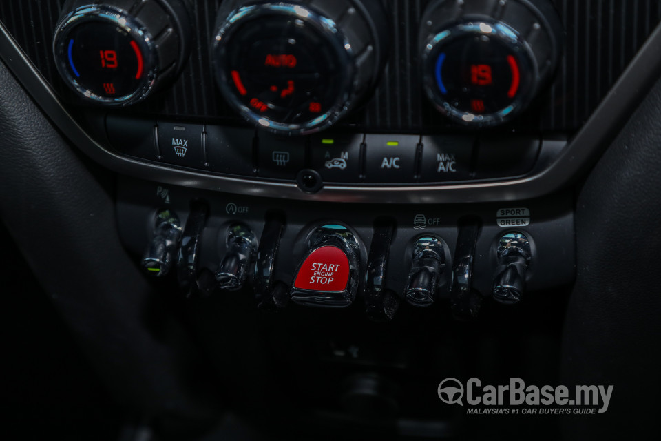 MINI Countryman F60 (2017) Interior