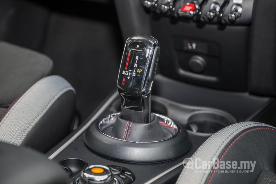 MINI Countryman F60 (2017) Interior