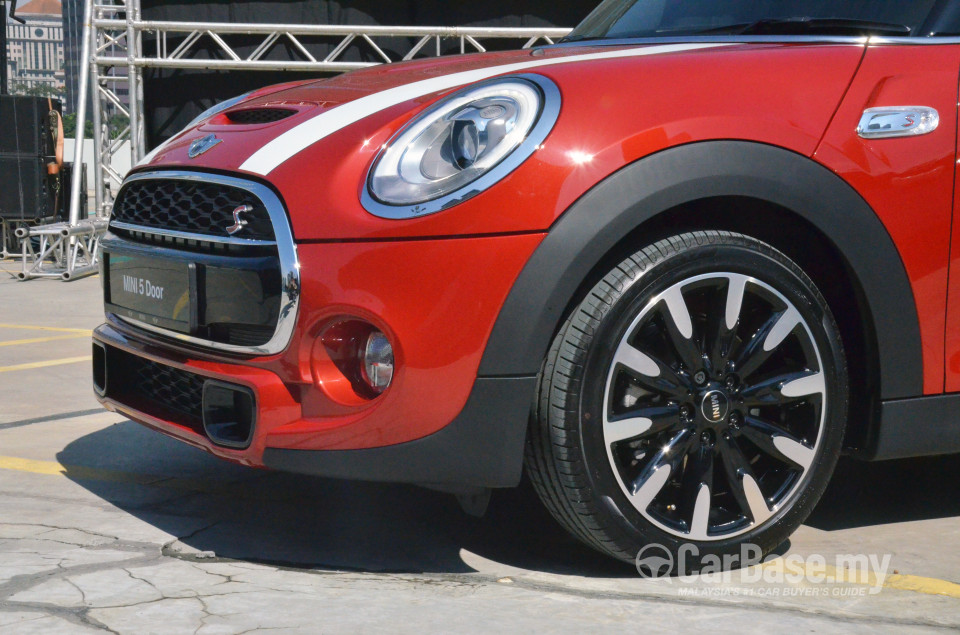 MINI 5 Door F55 (2014) Exterior