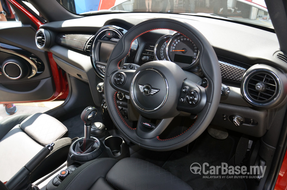 MINI 5 Door F55 (2014) Interior