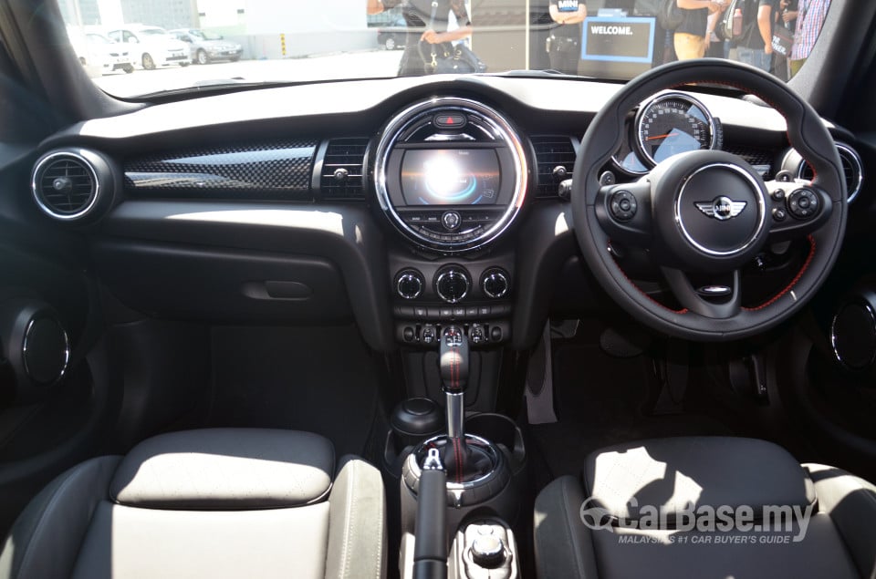 MINI 5 Door F55 (2014) Interior
