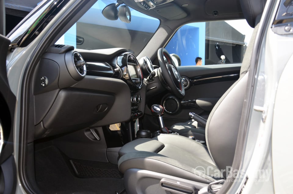 MINI 5 Door F55 (2014) Interior