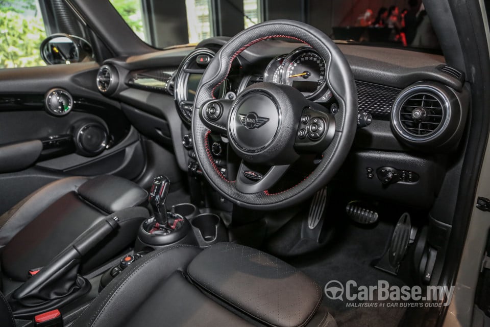 MINI 5 Door F55 LCI (2018) Interior