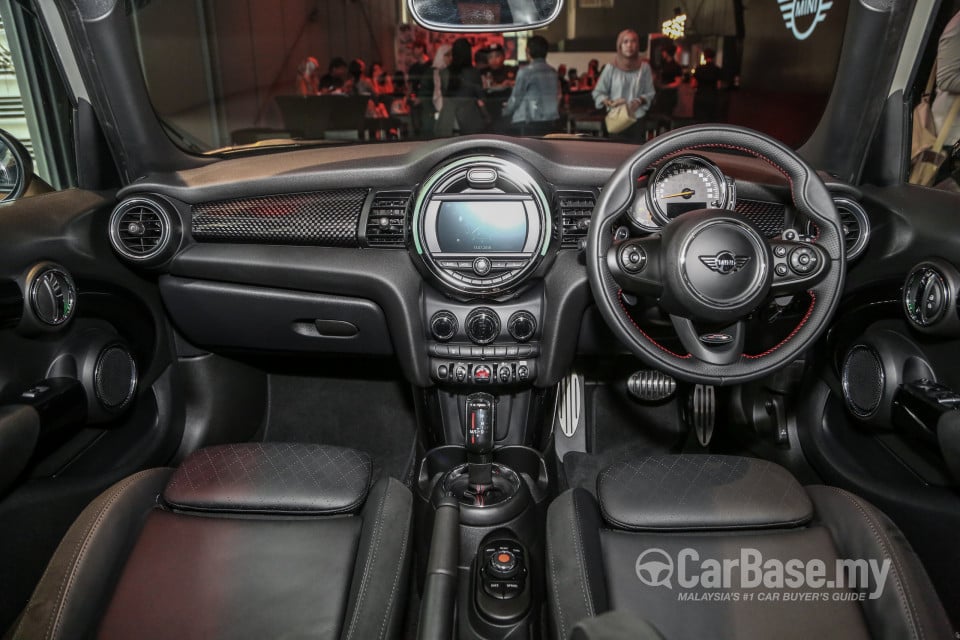 MINI 5 Door F55 LCI (2018) Interior