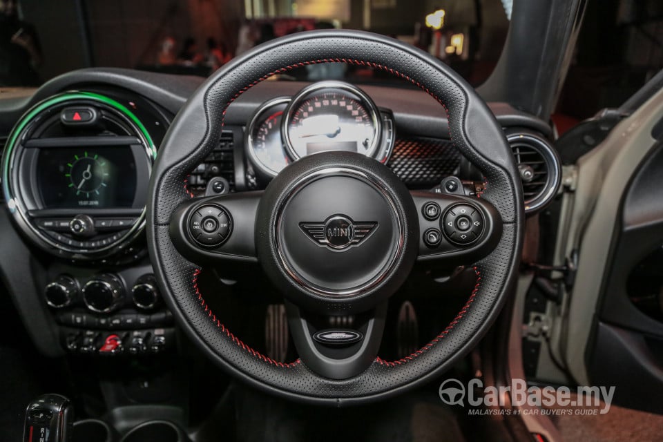 MINI 5 Door F55 LCI (2018) Interior