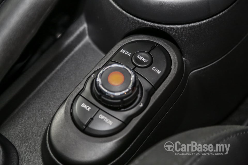 MINI 5 Door F55 LCI (2018) Interior