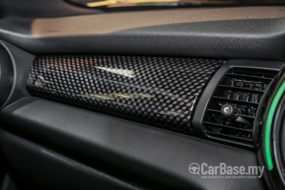 MINI 5 Door F55 LCI (2018) Interior