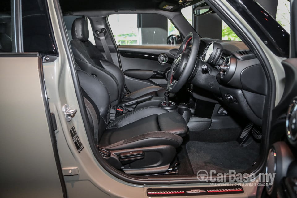 MINI 5 Door F55 LCI (2018) Interior