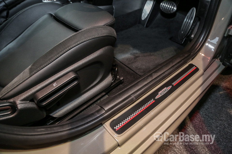 MINI 5 Door F55 LCI (2018) Interior