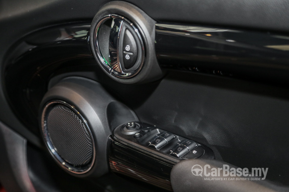 MINI 5 Door F55 LCI (2018) Interior