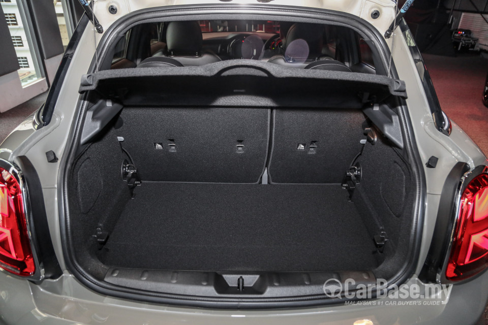 MINI 5 Door F55 LCI (2018) Interior