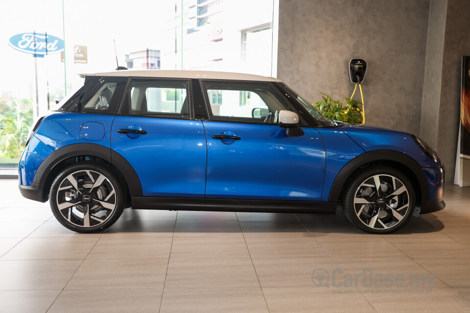 MINI 5 Door F65 (2024) Exterior