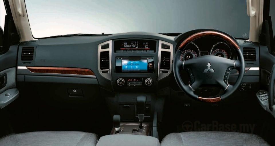 Mitsubishi Pajero V80 Facelift 2 (2014) Interior