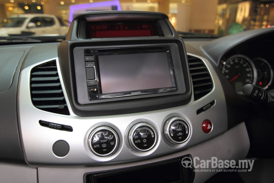 Mitsubishi Triton Mk1 Facelift (2014) Interior