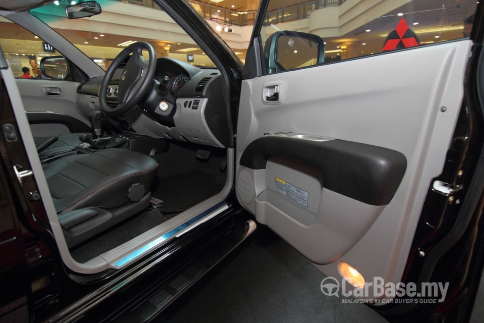 Mitsubishi Triton Mk1 Facelift (2014) Interior