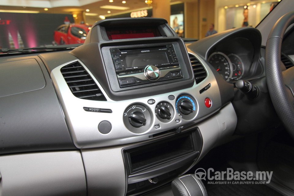 Mitsubishi Triton Mk1 Facelift (2014) Interior